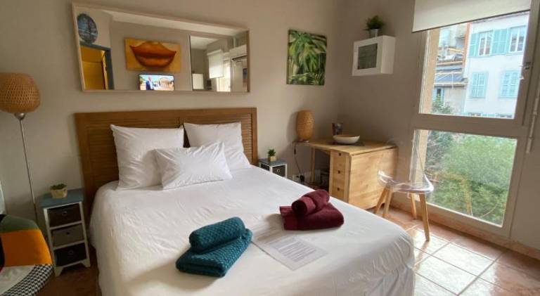 Meuble classe Carmes, entree autonome, wifi, climatise, petit parking prive in Toulouse