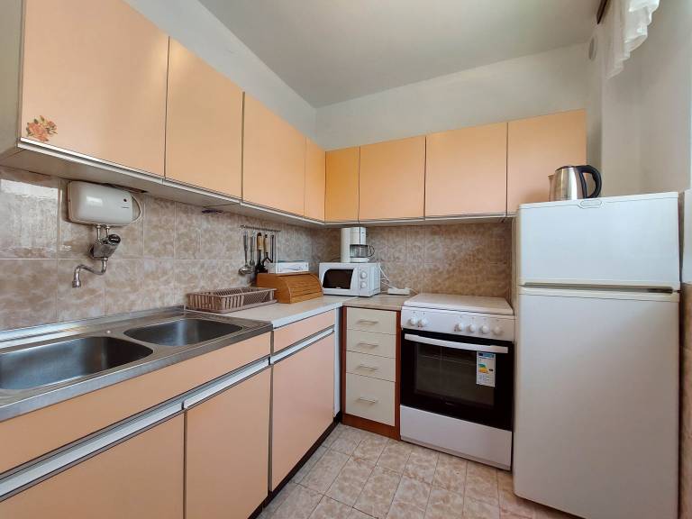 Apartment with barbecue & garden | Garden view — photo 2