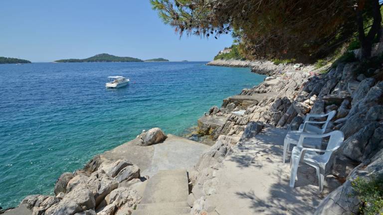 Fully equipped villa with patio, barbecue & yard | Pet-friendly — photo 2