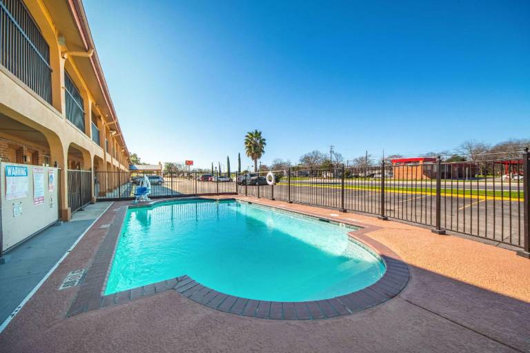 Econo Lodge San Marcos University Area — photo 5