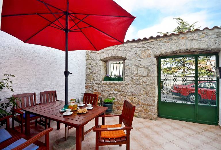 Fully equipped charming apartment with barbeque & patio | Close to the beach | Pet-friendly — photo 4