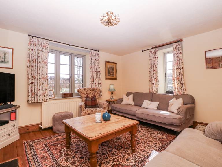 Cottage with garden — photo 4