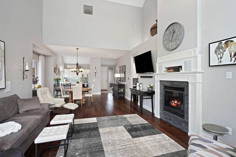 Modern and Light! EV Charger, Pet Friendly, Community Hot Tub & Pool, Lakeside Sports Center, AC — photo 3