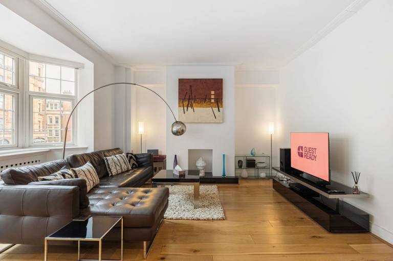 GuestReady Chic London Retreat with Balcony