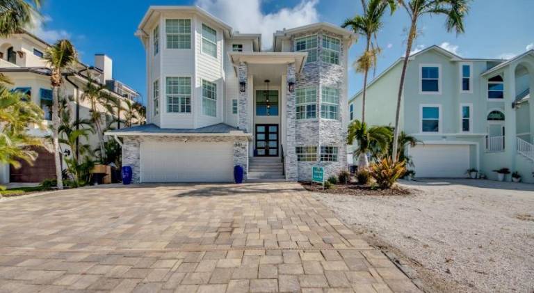 Vacation home with pool | Pets are welcome in Fort Myers Beach, FL