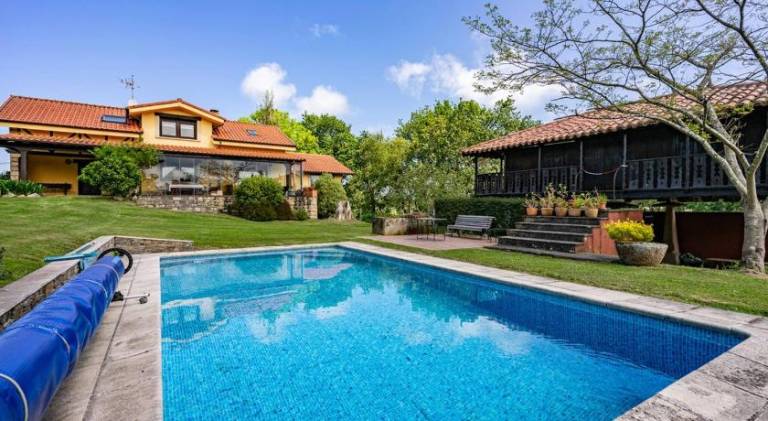 Vacation home with pool in Gijon
