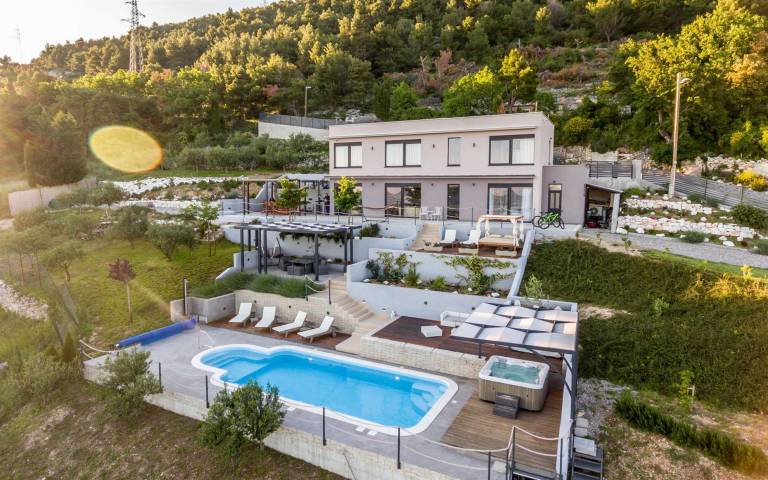 Fully equipped villa with terrace, barbeque & hot tub | Pool view | Suitable for remote work | Pets allowed — photo 2