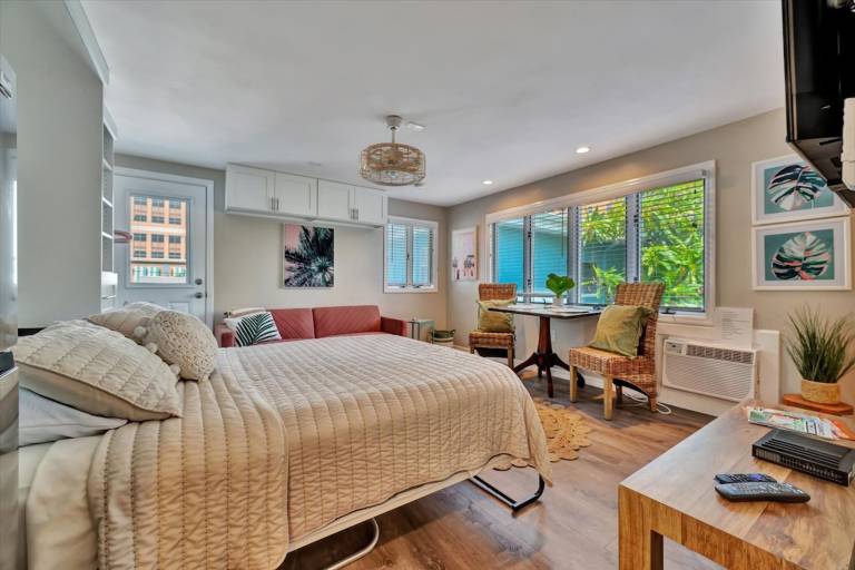 Luxury Waterside Suite 2mins 2 beach heated pool