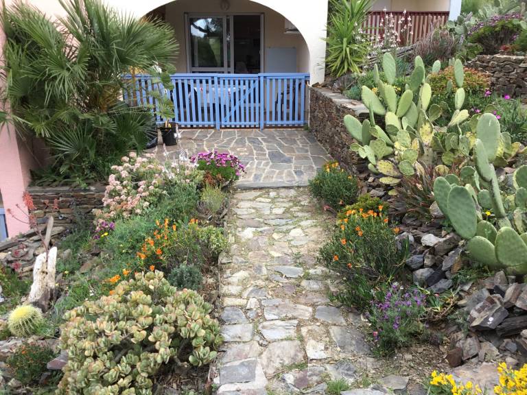 Fully equipped wonderful holiday apartment with pool, barbeque & garden | Garden view | Pet-friendly — photo 2