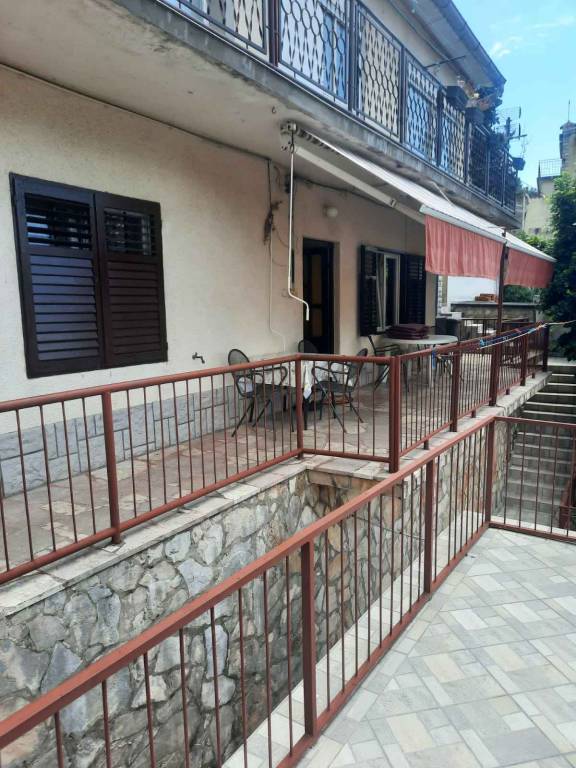 Holiday apartment with BBQ, garden & patio — photo 4