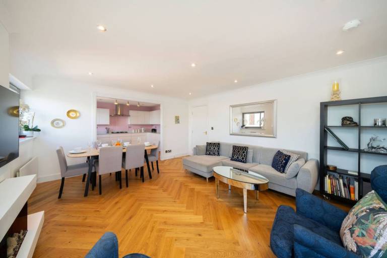 Children-friendly charming rental apartment with yard & terrace | Pets allowed in Dundee