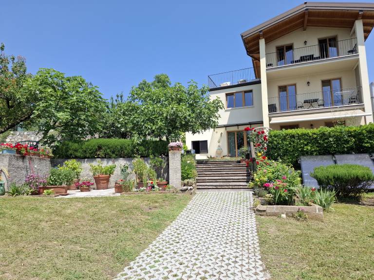 Rental apartment with yard & terrace in Tremosine