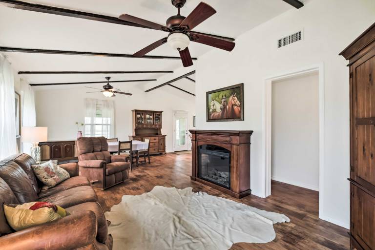 On Scenic 60 Acre Farm Carmine Cottage w Porch