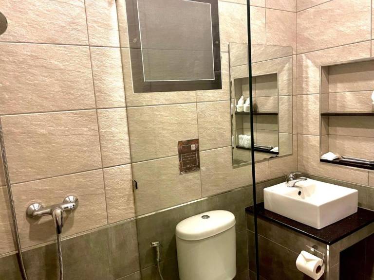 Dedicated room with private pool & patio | City view — photo 3