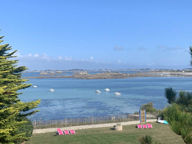 Gite with patio, BBQ & garden | Sea view — photo 2