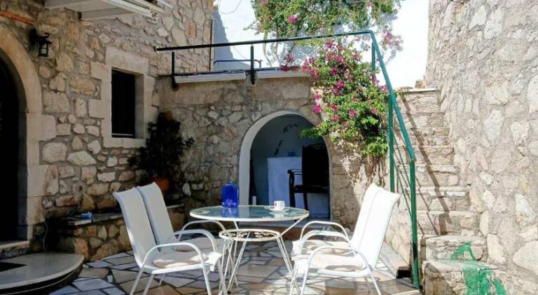 House with patio & yard — photo 3