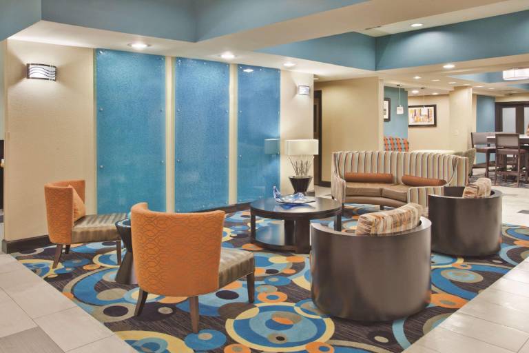La Quinta Inn & Suites by Wyndham Oxford - Anniston — photo 3