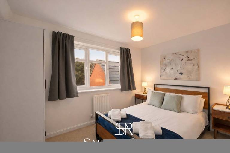Stylish 5BR City Centre Home Garden Parking