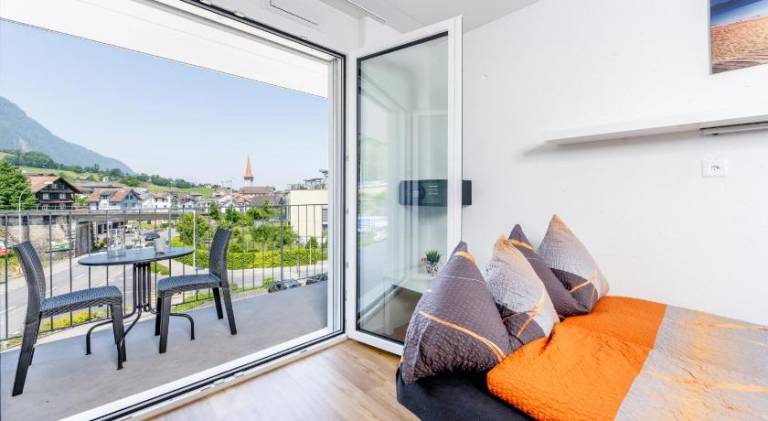 Serviced apartment with patio — photo 3
