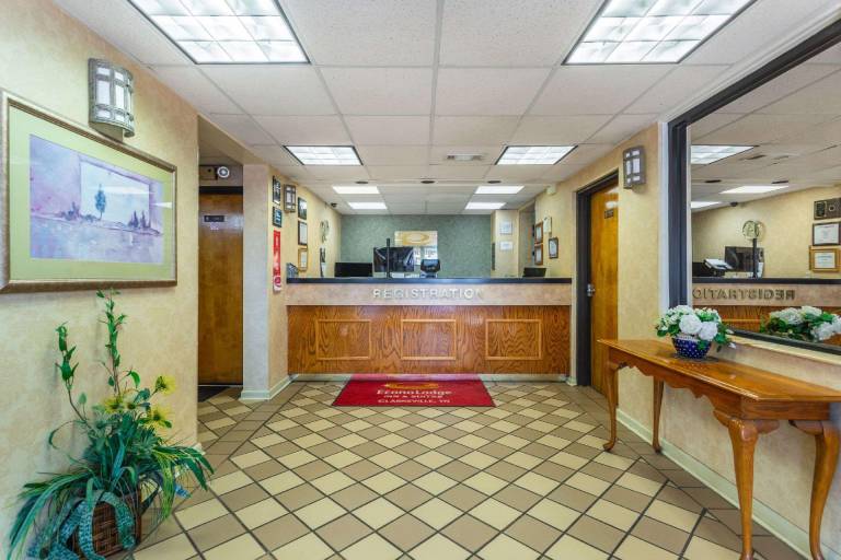 Econo Lodge & Suites Clarksville near Governors Square Mall — photo 3