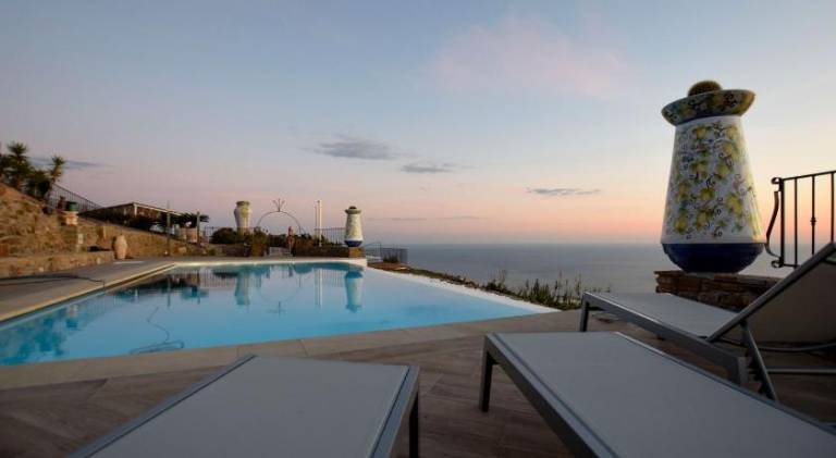 Farm with yard, terrace & pool | Pet-friendly — photo 2