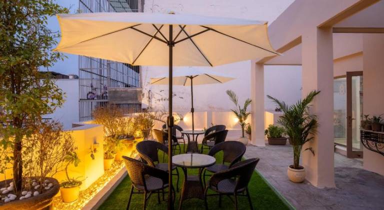 Serviced apartment with patio — photo 2