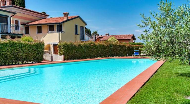 Pleasant holiday apartment with pool, patio & yard | Pet-friendly in Lazise