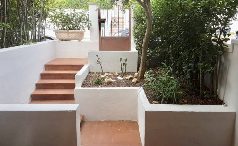 Apartment with yard — photo 2