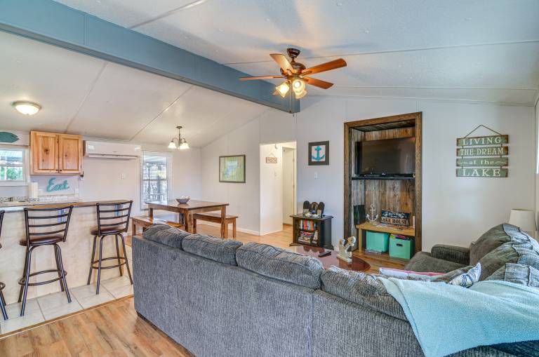 Monticello Home w/ Deck & Fire Pit < 1 Mi to Water in Kent, KY