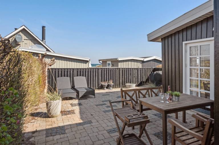 Fully equipped nice vacation home with yard & terrace | Sea view | Pets allowed — photo 3