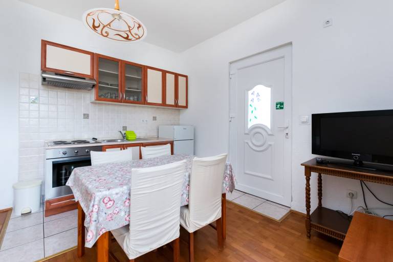Apartment with terrace, barbecue & yard | Garden view — photo 5