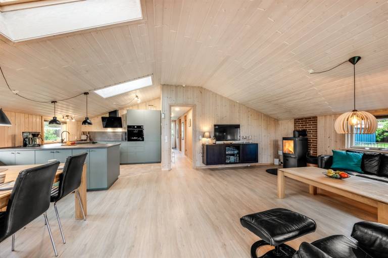 Vacation home with barbeque & patio — photo 3