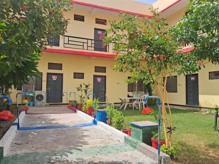 Rental apartment with garden in Rajnagar