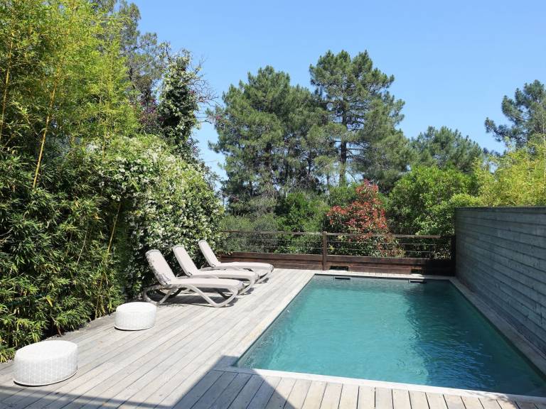 Holiday apartment with patio, private pool & yard | Sea view — photo 2