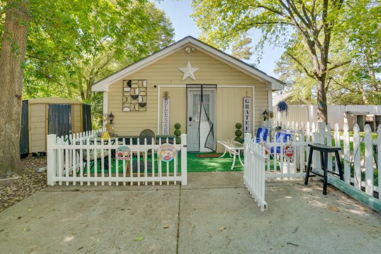 1 Mi to Dtwn Fayetteville Studio w Patio