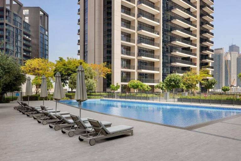 Fully equipped big rental apartment with barbecue, garden & pool | Next to Burj Khalifa | Suitable for remote work | Pets allowed — photo 5