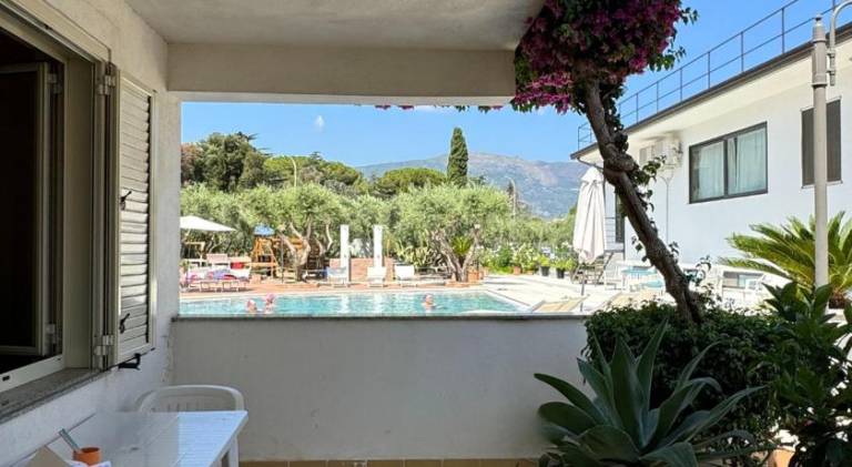 Lovely serviced apartment with patio, pool & garden | Pet-friendly — photo 5