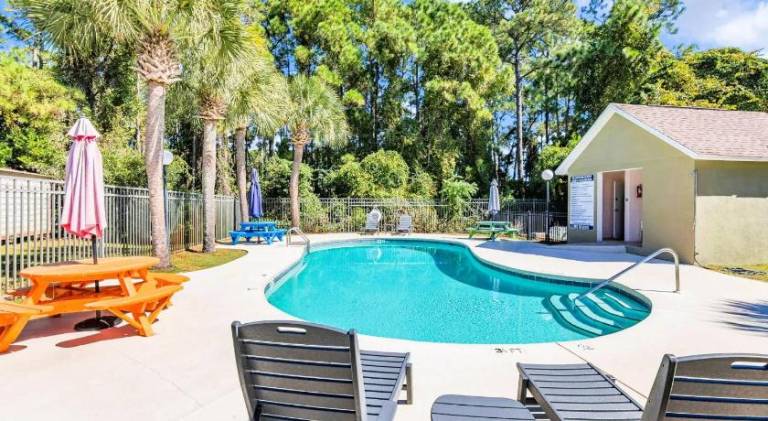 House with pool — photo 4