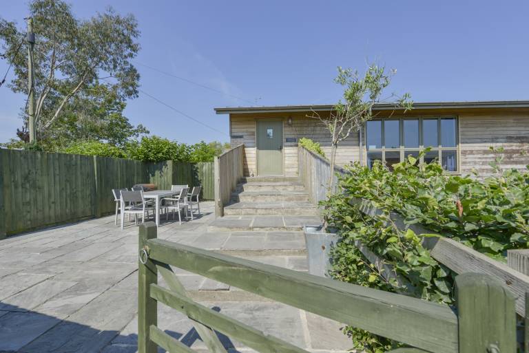Cottage with yard, pool & barbecue — photo 4