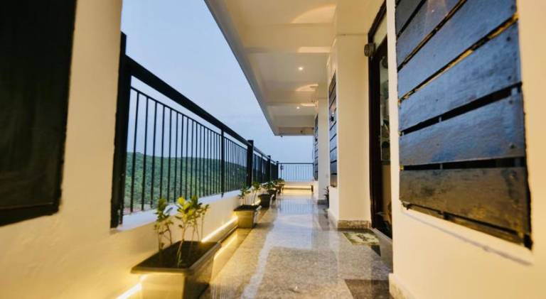Serviced apartment with terrace & yard — photo 3