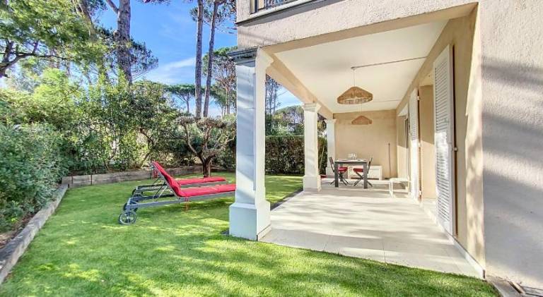 Holiday apartment with pool, garden & patio — photo 5
