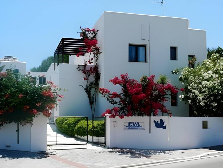Serviced apartment with terrace, pool & garden in Chania