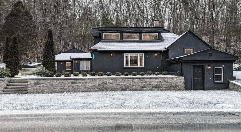 House with jacuzzi & pool in Queensbury, NY