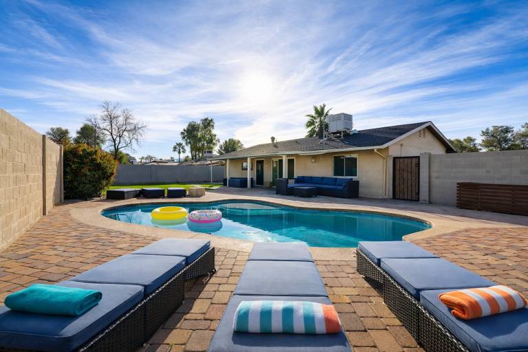 Phoenix Modern Retreat w Pool & Putting Green