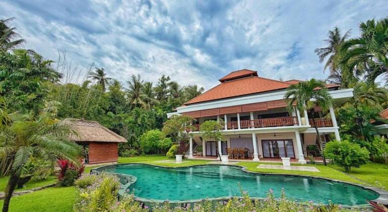 Villa with pool — photo 3