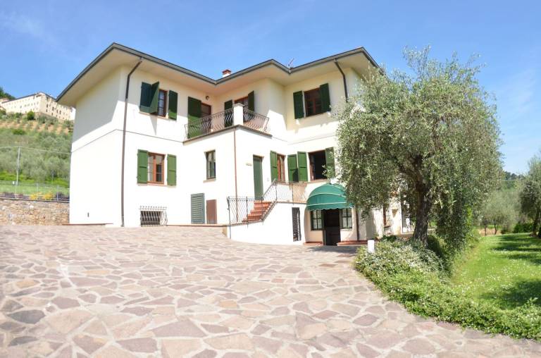 Villa with barbeque in Lucca