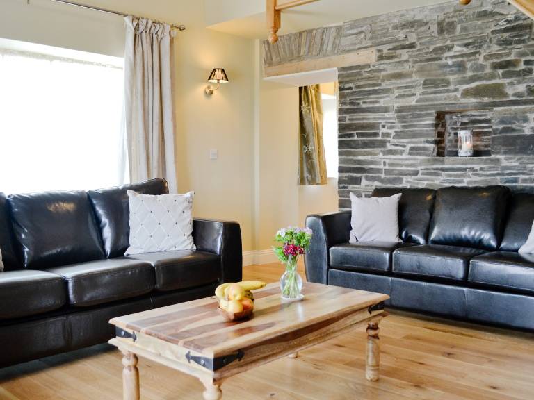 Cottage with barbeque, jacuzzi & garden | Water view — photo 4