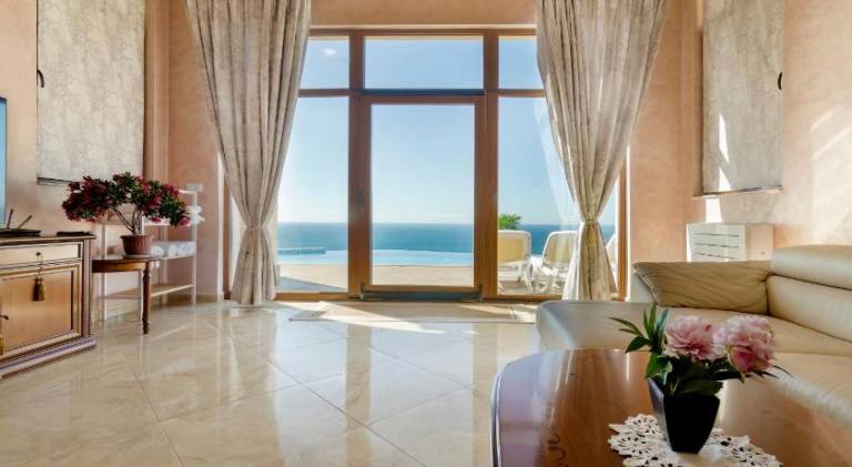 Fully equipped villa with garden, patio & private pool | Suitable for remote work | Pets allowed — photo 2