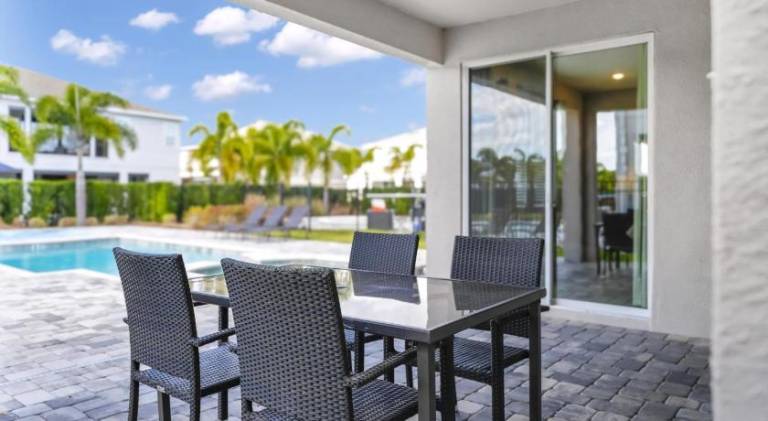 House with jacuzzi & pool — photo 4