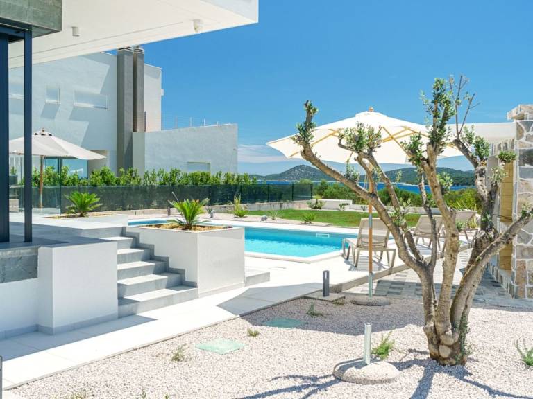 Vacation home with garden, patio & private pool — photo 5
